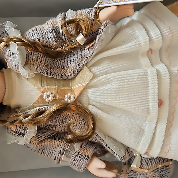 NIB Samantha Collection by Hollylane Limited Ed. Porcelain Doll w/ Stand 2004 - Picture 4 of 12